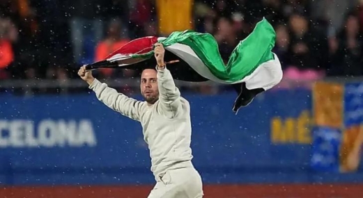 رافعا العلم الفلسطيني ..مشجع أسباني يقتحم الملعب خلال مباراة برشلونة وخيتافي رافعا العلم الفلسطيني ..مشجع أسباني يقتحم الملعب خلال مباراة برشلونة وخيتافي