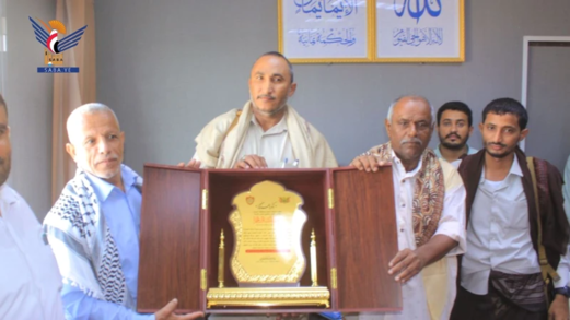 محافظ الحديدة يُكرّم قيادة وزارة النقل والأشغال وصندوق صيانة الطرق