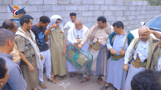 الحديدة توزع هدايا لأسر شهداء المربع الشرقي بمناسبة يوم الصمود الوطني