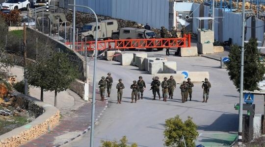العدو الإسرائيلي يغلق طرقاً فرعية بالسواتر الإسمنتية في اللبن الشرقية