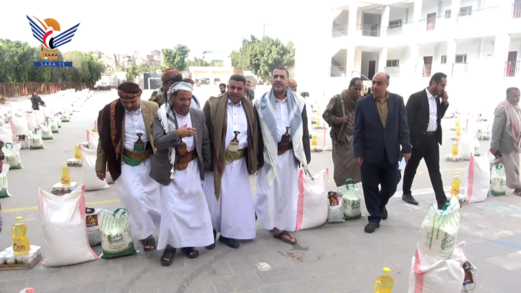 بادر والسياني والمداني يدّشنون توزيع السلال الغذائية ودعم المطابخ خيرية في مديرية آزال