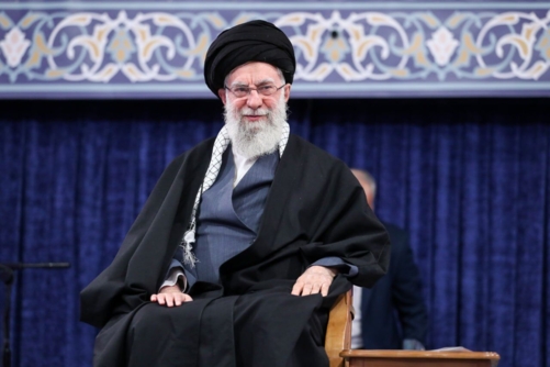 السيد الخامنئي: الأخطر من سلاح حاملة الطائرات هو السلاح القادر على إغراقها