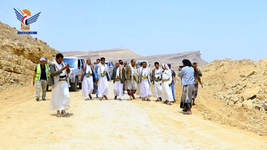 محافظ صعدة يتفقد سير العمل في مشروع شق طريق دماج - آل سالم