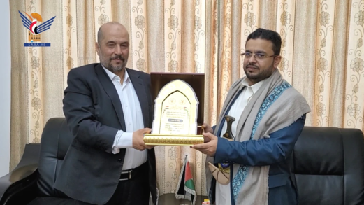 حركة الجهاد الإسلامي وسرايا القدس تكرمان وكالة الأنباء اليمنية سبأ بدرع "طوفان الأقصى"
