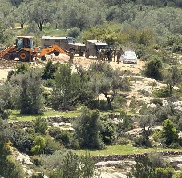 العدو الإسرائيلي يستولي على جرافتين شمال غرب رام الله وينصب حاجزا عسكريا غرب بيت لحم