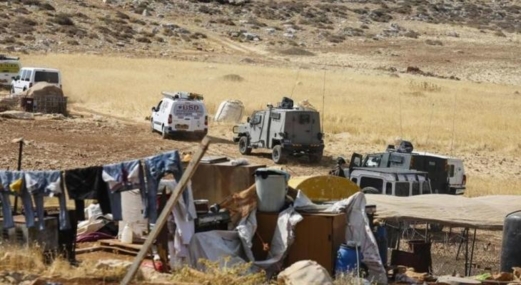 العدو الإسرائيلي يزيل ويستولي على خيام تأوي عائلات هدمت منازلهم بالخليل