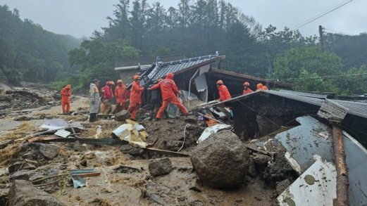 ارتفاع حصيلة الضحايا جراء الأمطار الغزيرة في كوريا الجنوبية إلى 14 شخصا ارتفاع حصيلة الضحايا جراء الأمطار الغزيرة في كوريا الجنوبية إلى 14 شخصا
