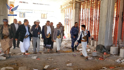 محافظ البيضاء يتفقد الأعمال الإنشائية في مشروع مبنى كلية الطب