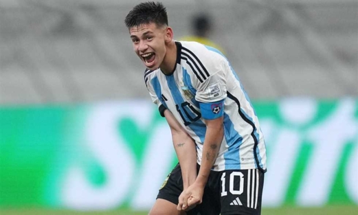 مانشستر سيتي الإنجليزي يعلن انضمام اللاعب الأرجنتيني إتشيفيري لصفوفه