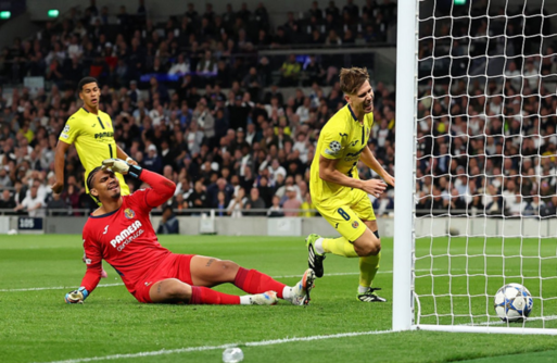 حارس فياريال الإسباني يسجل في مرماه ويهدي توتنهام الفوز في دوري الأبطال حارس فياريال الإسباني يسجل في مرماه ويهدي توتنهام الفوز في دوري الأبطال