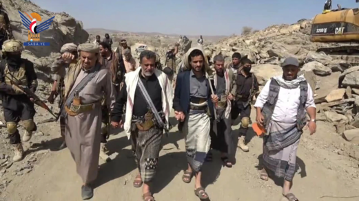 محافظ البيضاء يتفقد سير أعمال الشق والردم في طريق قيفة- ماهلية- مأرب