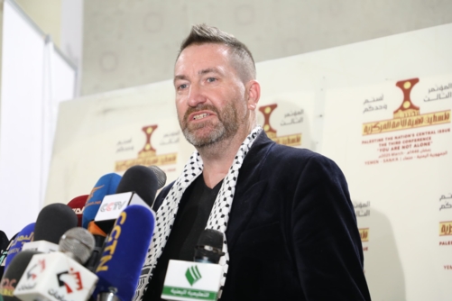 الإعلامي والناشط البريطاني "سويني": أشعر بالفخر لوقوفي مع شعب اليمن الثابت ضد الإمبريالية العالمية