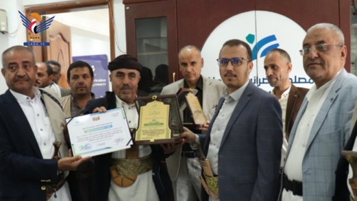 تكّريم عدد من موظفي الوحدة التنفيذية لضريبة مبيعات القات وفروعها بالمحافظات