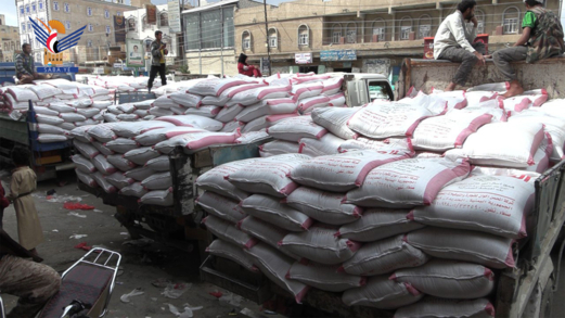 البيضاء.. توزيع أكثر من 21 ألف كيس قمح للأسر الفقيرة في رداع