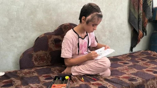 طفلة من غزة عالقة بين الألم والمعابر.. وقطعة من رأسها تنتظر العودة طفلة من غزة عالقة بين الألم والمعابر.. وقطعة من رأسها تنتظر العودة
