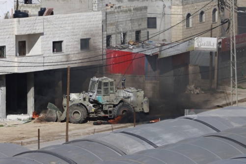 العدو الصهيوني يصيب عدد من الفلسطينيين خلال اقتحامه عدة مناطق في الخليل