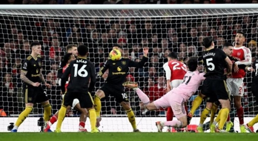 اليونايتد يحقق فوزاً قاتلاً على آرسنال في الدوري الإنجليزي