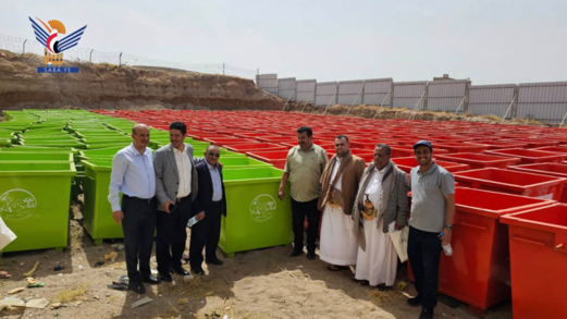 وزارة المالية تسلم معدات نظافة لعدد من المحافظات