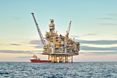 أسعار النفط تتراجع واحدا بالمئة عند التسوية