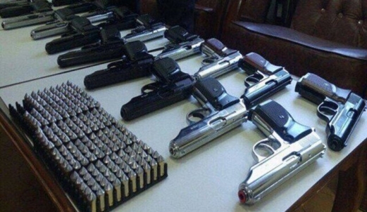 الشرطة الإيرانية تعلن ضبط 60 ألف قطعة سلاح مهربة كانت في طريقها إلى طهران