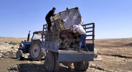 اعتداءات المستوطنين تدفع ست عائلات فلسطينية على الرحيل من خربة سمرة بالأغوار