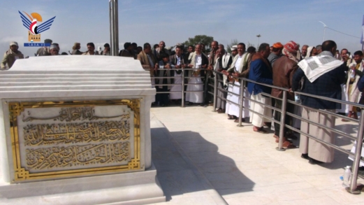 قيادات وموظفو هيئة الموارد والمنشآت المائية وفروعها بالمحافظات يزورون ضريح شهيد القرآن بصعدة