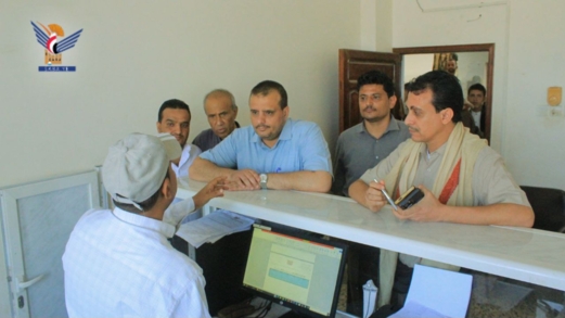 القائم بأعمال وزير الاقتصاد يطّلع على سير العمل بمكتب الوزارة في الحديدة