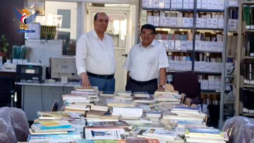 الدكتور العمار يهدي مكتبة كلية الإعلام بجامعة صنعاء أكثر من ألف كتاب
