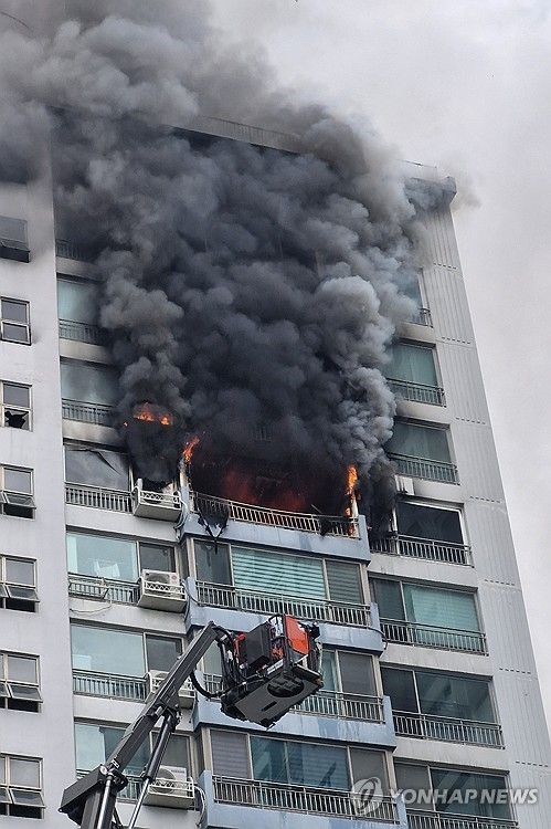 مقتل شخصين وإصابة 13 آخرين في حريق بمبنى سكني في كوريا الجنوبية مقتل شخصين وإصابة 13 آخرين في حريق بمبنى سكني في كوريا الجنوبية