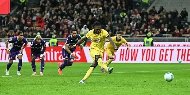 ميلان يفوز على فيورنتينا ويعتلي صدارة الدوري الإيطالي     ميلان يفوز على فيورنتينا ويعتلي صدارة الدوري الإيطالي