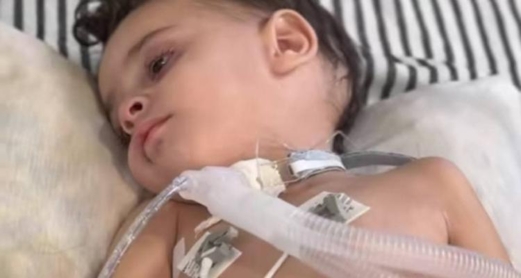 سالم النجار.. طفل غزّي يتنفس عبر "أنبوب" وينتظر تحويلة قد تنقذ حياته