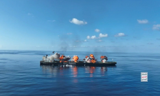 الإعلام الحربي اليمني ينشر مشاهد اقتحام وإحراق السفينة "سونيون" في البحر الأحمر الإعلام الحربي اليمني ينشر مشاهد اقتحام وإحراق السفينة "سونيون" في البحر الأحمر