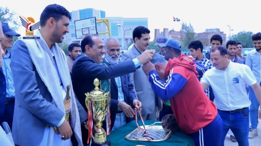 تكريم الفائزين بكأسي الطائرة والطاولة بجامعة صنعاء تكريم الفائزين بكأسي الطائرة والطاولة بجامعة صنعاء