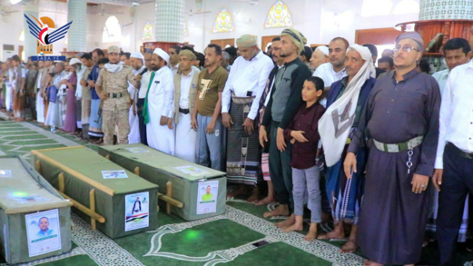 الحديدة تشيع شهداء مجزرة ميناء رأس عيسى ويعلنون النفير لمواجهة العدو الأمريكي