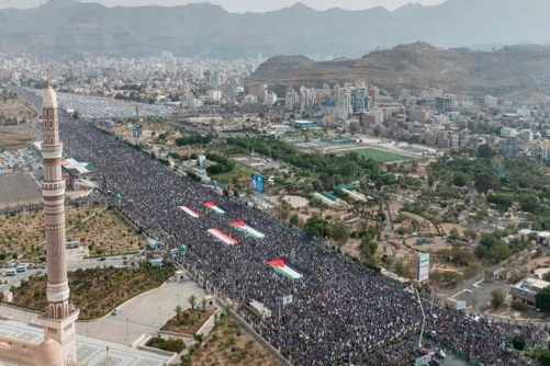 الطوفان المليوني يتجدّد في صنعاء.. "ثباتًا مع غزة.. سنصعّد بمواجهة الإبادة والتجويع" الطوفان المليوني يتجدّد في صنعاء.. "ثباتًا مع غزة.. سنصعّد بمواجهة الإبادة والتجويع"