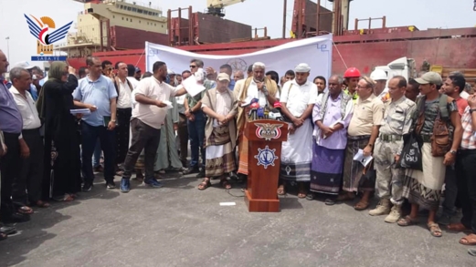 مؤتمر صحفي بميناء الحديدة يستعرض حجم الأضرار وجهوزية الموانئ لاستقبال السفن مؤتمر صحفي بميناء الحديدة يستعرض حجم الأضرار وجهوزية الموانئ لاستقبال السفن