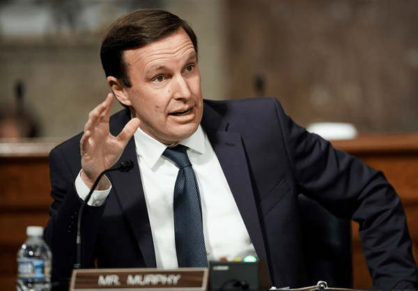 سيناتور أمريكي بارز: هرمز أصبح في قبضة إيران