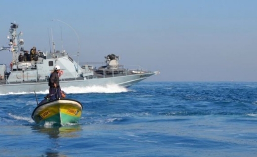 العدو الإسرائيلي يعتقل 14 صيادا وسط قطاع غزة