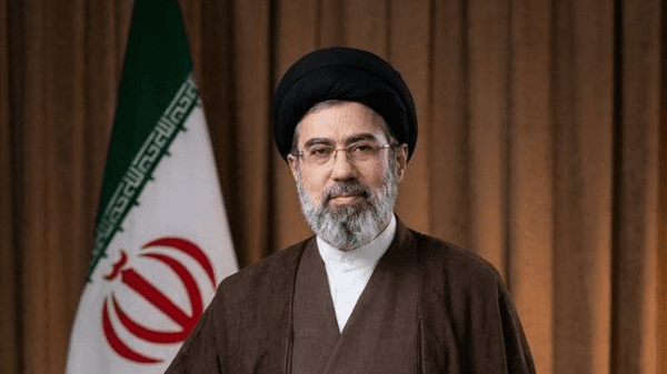 السيد مجتبى الخامنئي: العدو الخبيث مني بالهزيمة وتلقى ضربة حاسمة على يد أبناء إيران الشجعان