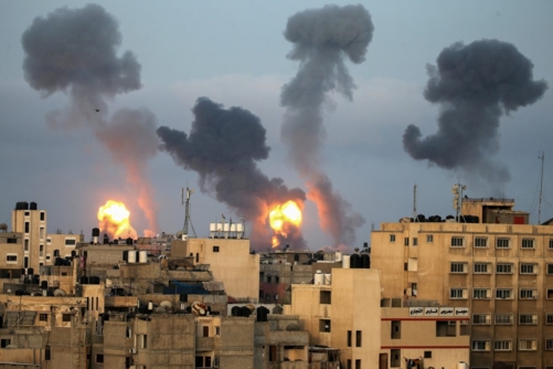 إصابة فلسطينية وطفلها في قصف للعدو الصهيوني على"بني سهيلا" شرق خانيونس