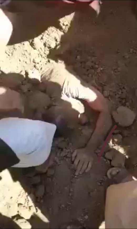 شاهد  نجاة عامل بأعجوبة وانتشاله من ركام كتلة ترابية شاهد  نجاة عامل بأعجوبة وانتشاله من ركام كتلة ترابية
