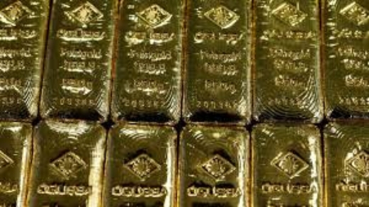 الذهب يهبط مع صعود الدولار بفعل توترات تجارية