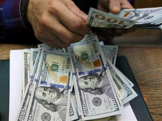 الدولار يستقر قرب أعلى مستوى في 14 شهرا مقابل اليورو