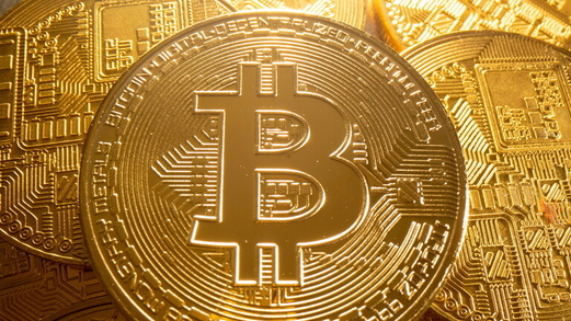 للمرة الأولى منذ 12 مايو 2021.. عملة “البيتكوين” فوق مستوى 57 ألف دولار