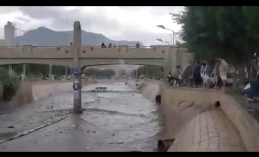 مياة السيول تجرف باص وسط سائله صنعاء مياة السيول تجرف باص وسط سائله صنعاء