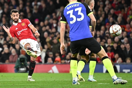 الدوري الإنجليزي.. مانشستر يونايتد يتجاوز توتنهام وليفربول يواصل صحوته