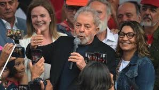 لماذا تعتبر عودة مرشح اليسار لرئاسة البرازيل “لحظة تاريخية”؟