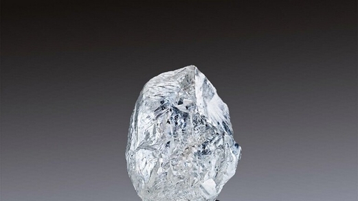 استخراج ألماسة فريدة جدا من حيث الكتلة والشكل واللون في روسيا استخراج ألماسة فريدة جدا من حيث الكتلة والشكل واللون في روسيا