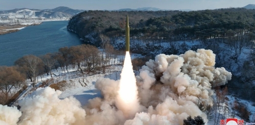 كوريا الشمالية تعلن نجاح اختبار إطلاق صاروخ باليستي يعمل بالوقود الصلب كوريا الشمالية تعلن نجاح اختبار إطلاق صاروخ باليستي يعمل بالوقود الصلب