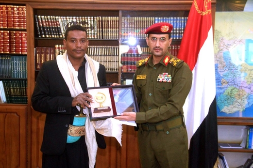 مدير دائرة التوجيه المعنوي يكرم الرسام سيف الرازحي مدير دائرة التوجيه المعنوي يكرم الرسام سيف الرازحي